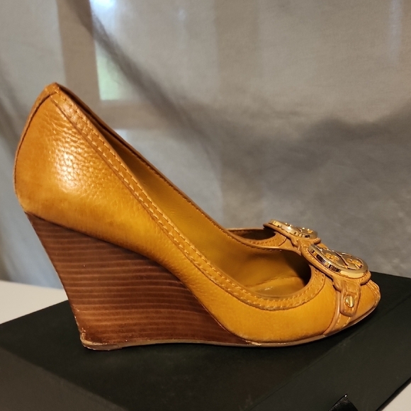 Tory Burch Tan Leather Heels with Medallion In Size 7 - Picture 5 of 7